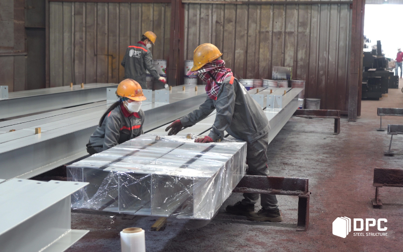 Các cấu kiện thép cho nhà xưởng tiền chế được gia công theo mô đun tại nhà máy của DPC Steel
