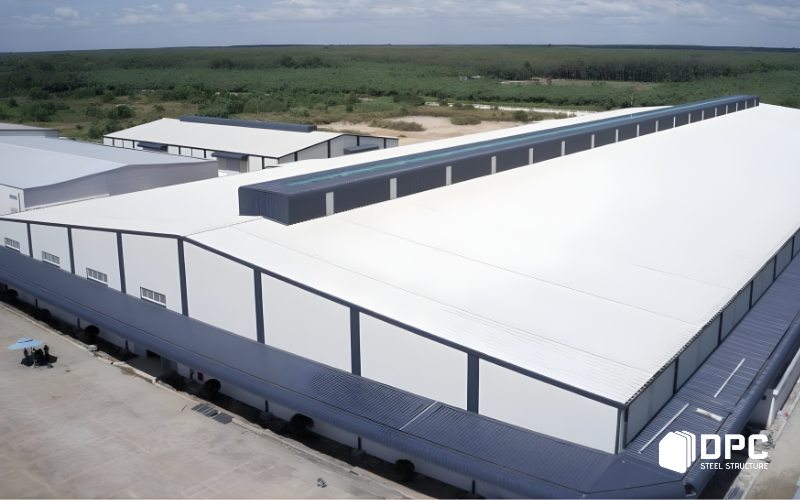 nha-xuong-thep-tien-che-dpc-steel-voi-he-thong-cua-troi-thong-gio-song-mai