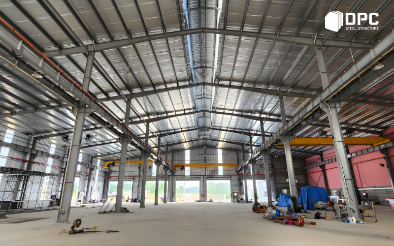 nha-xuong-thep-tien-che-dpc-steel-dang-thi-cong-ket-cau-thep-va-he-cua-phu