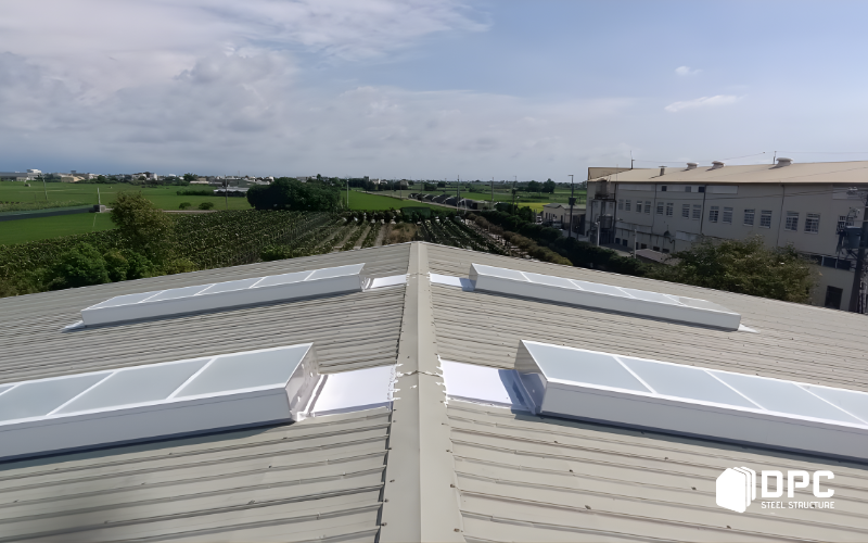 cua-troi-ridge-vent-thoat-khi-nong-cho-mai-nha-thep-tien-che