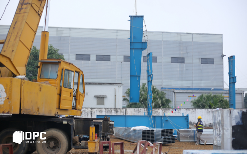 Các kỹ sư DPC Steel đang giám sát việc lắp dựng tại công trường