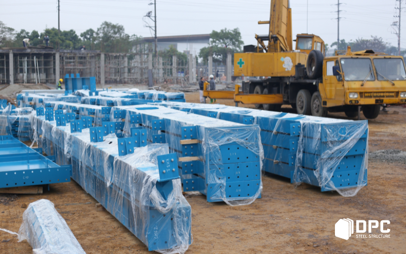 Cấu kiện thép của DPC Steel được tập kết tại công trường