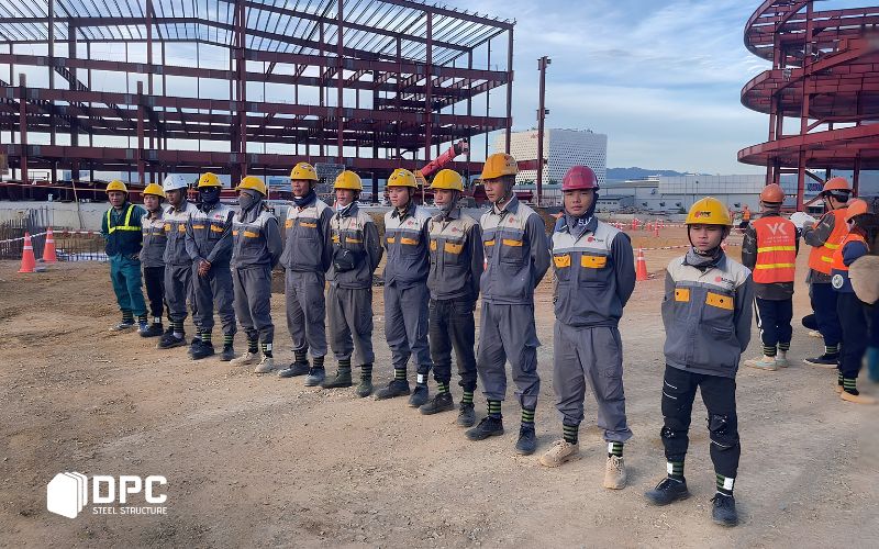Đội ngũ công nhân DPC Steel tiến hành thi công lắp dựng khung thép an toàn tại công trường Hà Nội